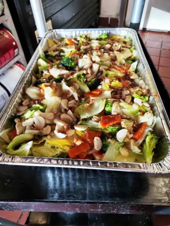 Mixed vegetables 素什錦 Large catering tray of stir-fried mixed vegetables with napa cabbage, broccoli, red bell pepper, carrot and cashew nuts